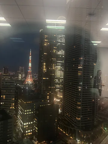 夜景と室内の対比が印象的
