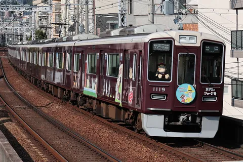 マルーンの車体に、物語を乗せて
