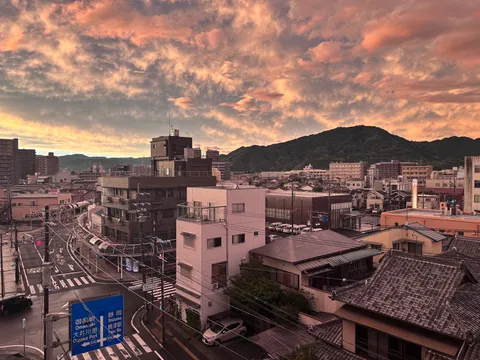 夕焼け雲と暮らしの街