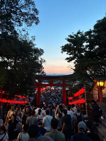 祭りの熱気、夕闇に輝く