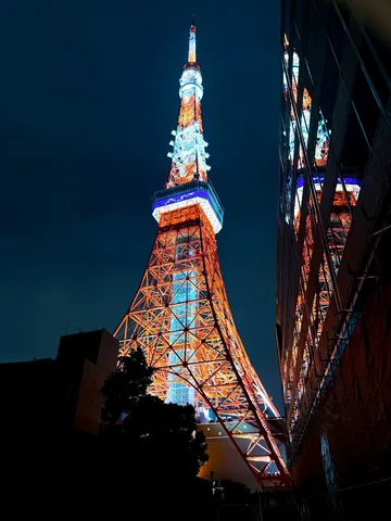 夜空を染める東京タワーの光