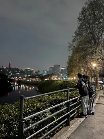 夜景と二人のシルエット