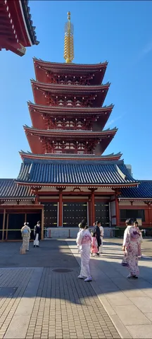 五重塔と和装、風情あるひととき