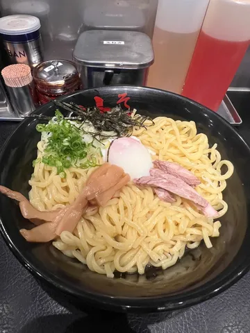 麺と半熟卵の芸術的な一杯