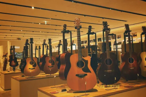 暖色の展示室に並ぶギターたち