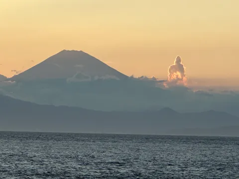 燃える雲と雄大な山