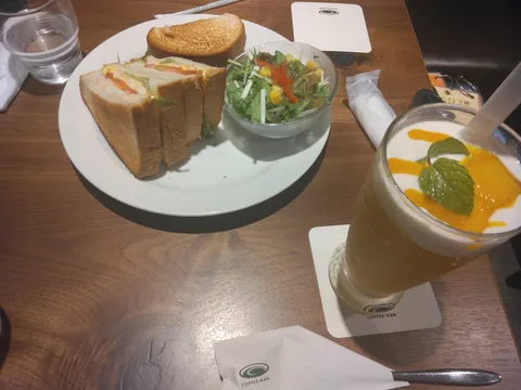 午後のひととき、サンドイッチと南国フルーツの風