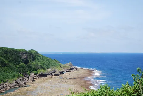 緑と青の静かな海岸線