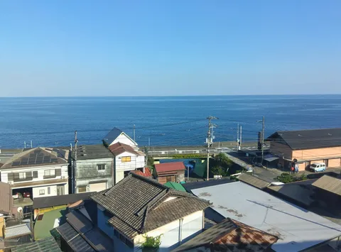 海風と瓦屋根の街景