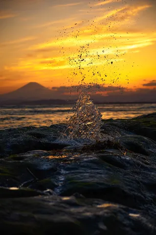 燃える空と躍動する水