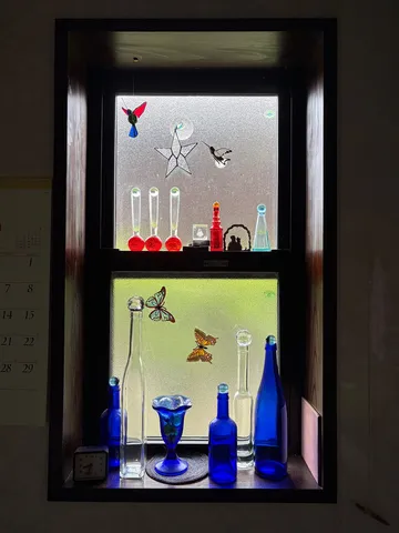 窓辺のステンドグラスと青い瓶