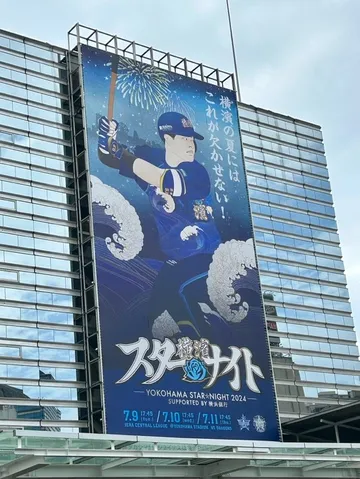 夏空と花火を背にするバット
