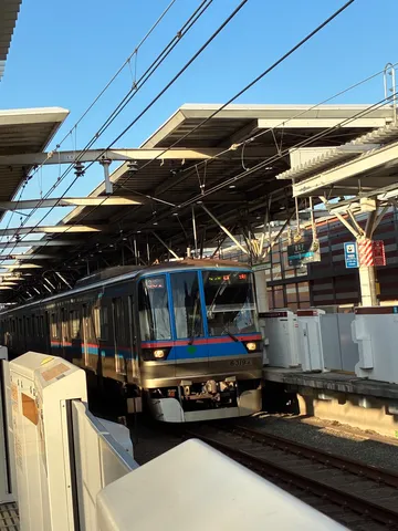 青と鉄の朝の線路風景