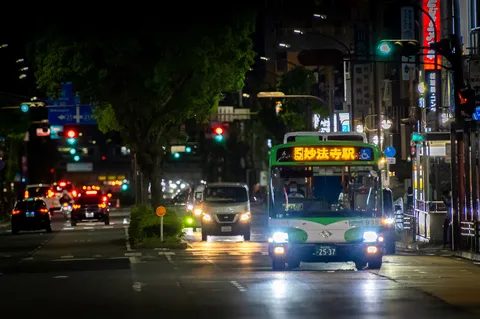 夜の街、主役のバスが輝く