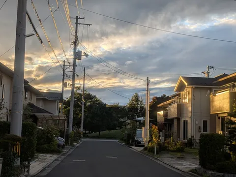 黄金色の街角、夕暮れの輝き