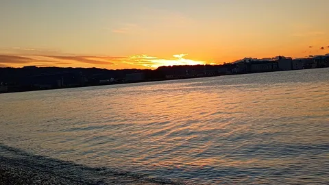 水面に映る夕焼けのグラデーション