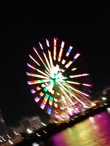 光の輪舞、夜の遊園地