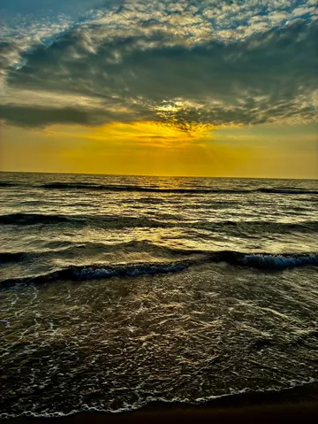 黄金に染まる夕暮れの海