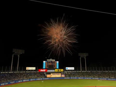夜空を彩る花火とスタジアム