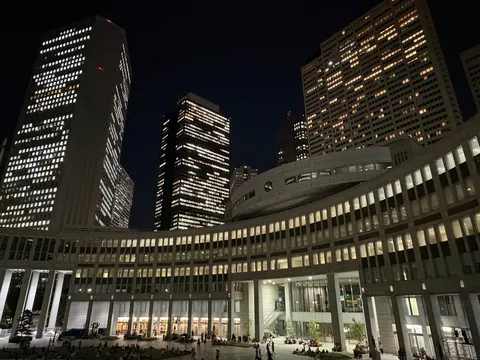 夜空に映える都会のステージ