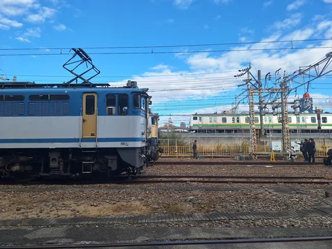 青空と電車の静かな午後