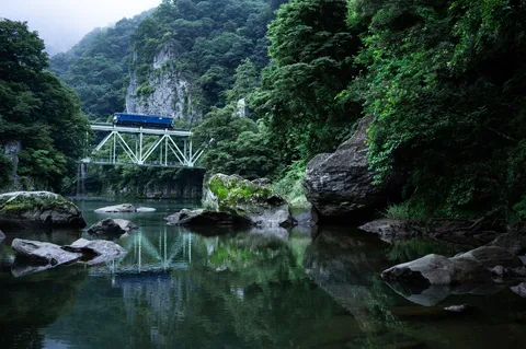 山峡を渡る青い列車