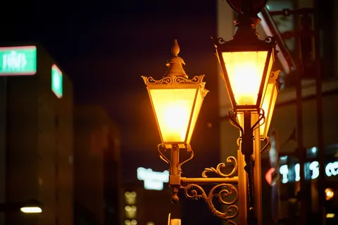 夜景に灯るノスタルジックな街灯