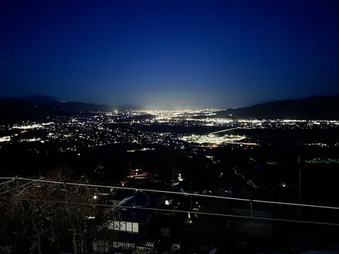 夜景と星空のコントラスト
