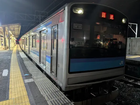 夜の駅、旅立ちの予感