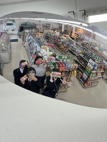 お菓子で顔隠し！楽しい店内ミラーショット