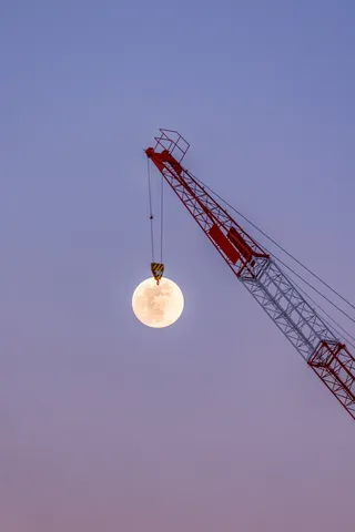 クレーンが吊るす、夜空の宝石