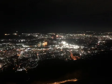 夜景と川の光が踊る