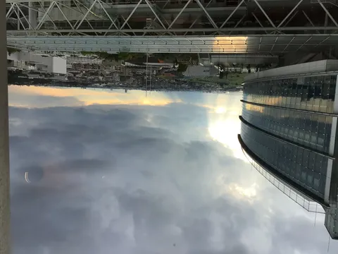 夕暮れのビルと薄明光線
