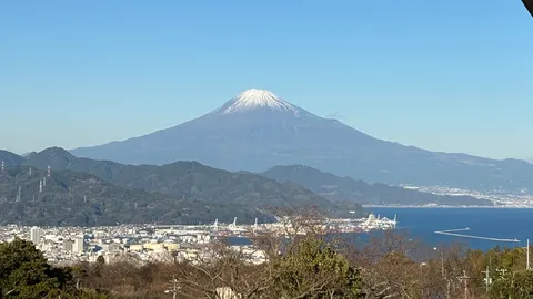 雪冠の富士と海の景色