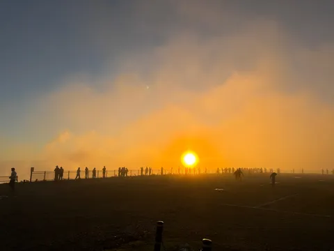 夕焼けに浮かぶ人々のシルエット