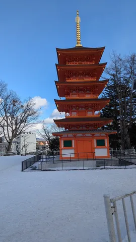 冬の境地、鮮やかな五重塔