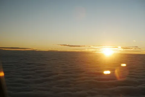 雲海に沈む夕日、空のグラデーション