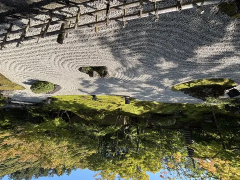 砂紋が美しい枯山水の庭