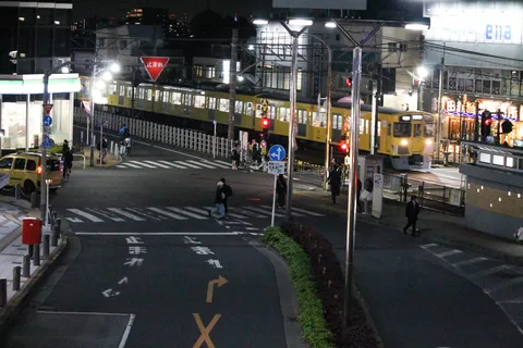 都市の夜景と交差する日常