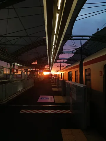夕陽と列車の光の線