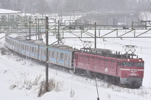 吹雪の中を走る列車