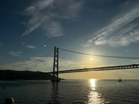 夕焼けの大橋、水面の煌めき