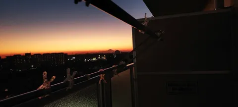 夕暮れ、空と街のコントラスト