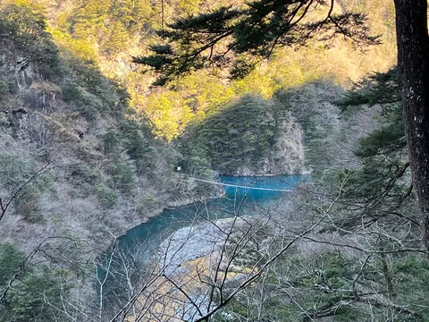 渓谷に佇む瑠璃色の湖