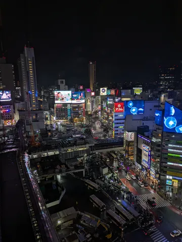 都会の夜、光と人々の交差点