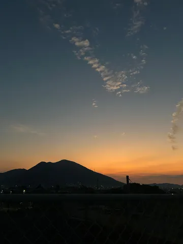 夕暮れに浮かぶ山のシルエット
