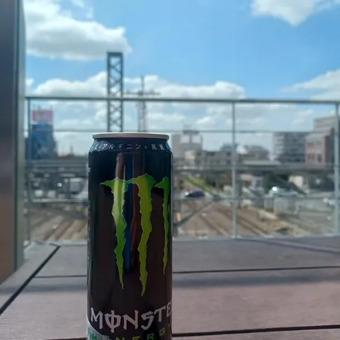 都会の青空と一息の緑