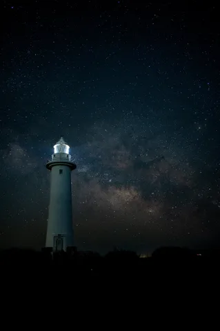 星降る夜の灯台