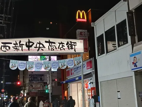 賑わう夜の商店街