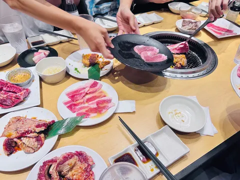 焼肉台の香りと光のコマ